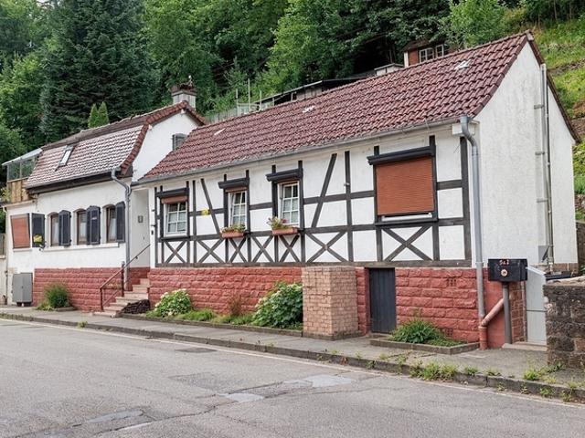 Einfamilienhaus mit Pool, Werkstatt und großzügigem Grundstück in Esthal