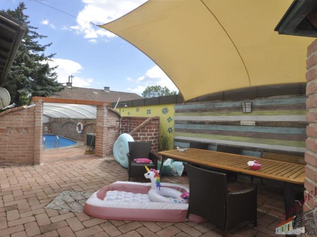Einfamilienhaus mit Pool und gepflegtem Garten