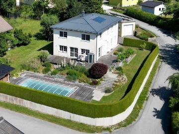 Einfamilienhaus mit Pool und großem Garten in Köstendorf