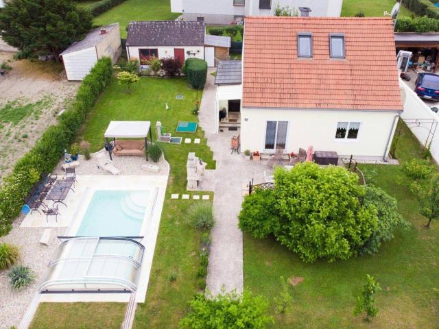 Einfamilienhaus mit Pool und großem Garten