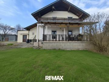 Einfamilienhaus mit Pool und großem Grundstück