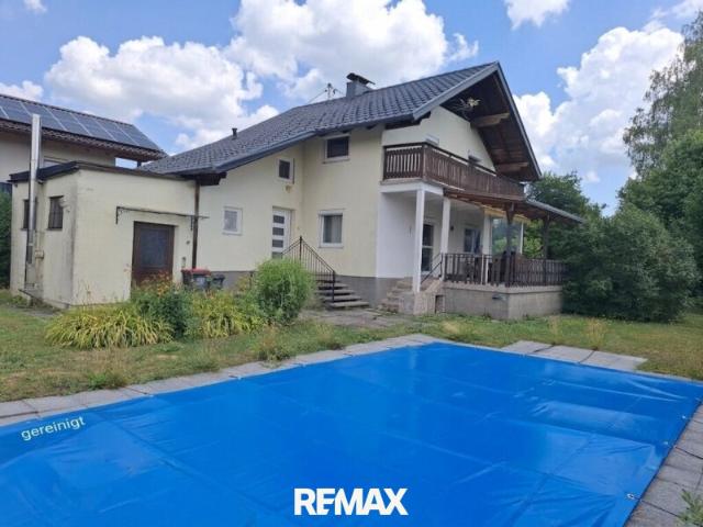 Einfamilienhaus mit Pool und großem Grundstück