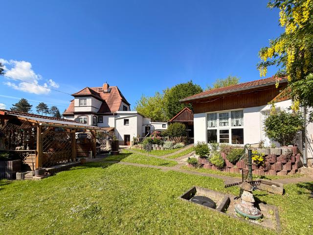 Einfamilienhaus mit Poolhaus, Wintergarten, Nebengebäuden und viel Grundstück!