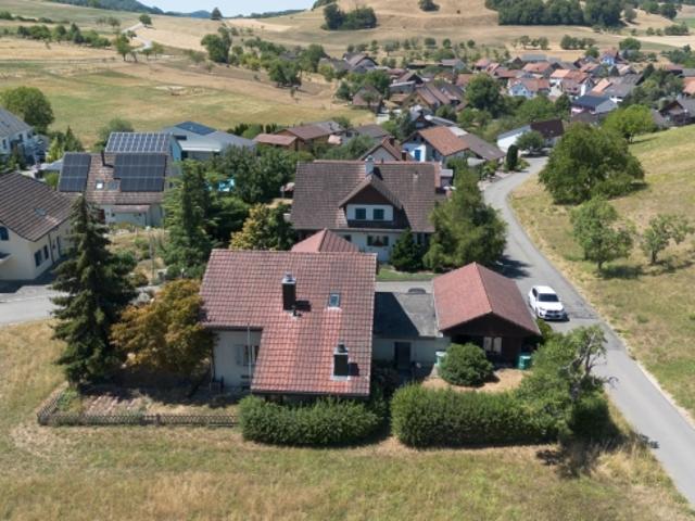 Einfamilienhaus mit Renovationspotential, direkt angrenzend an die Landwirtschaftszone