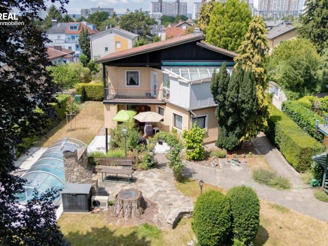 Einfamilienhaus mit Salzwasserpool, Wintergarten, Garage und zwei Carports
