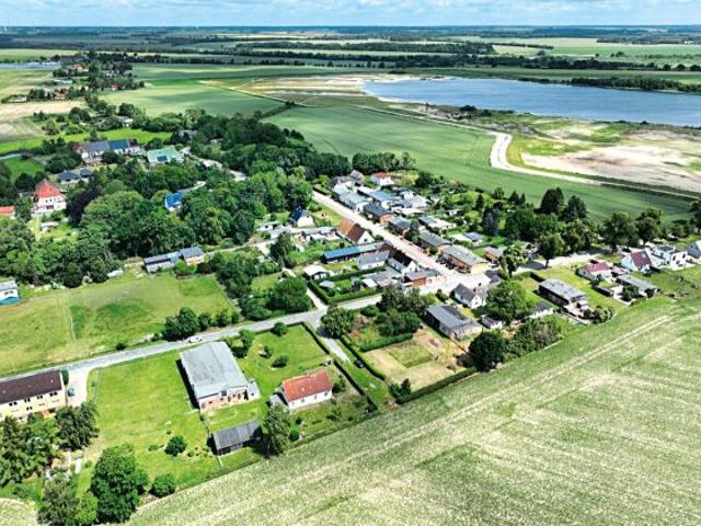 Einfamilienhaus mit Scheune und Nebengebäuden