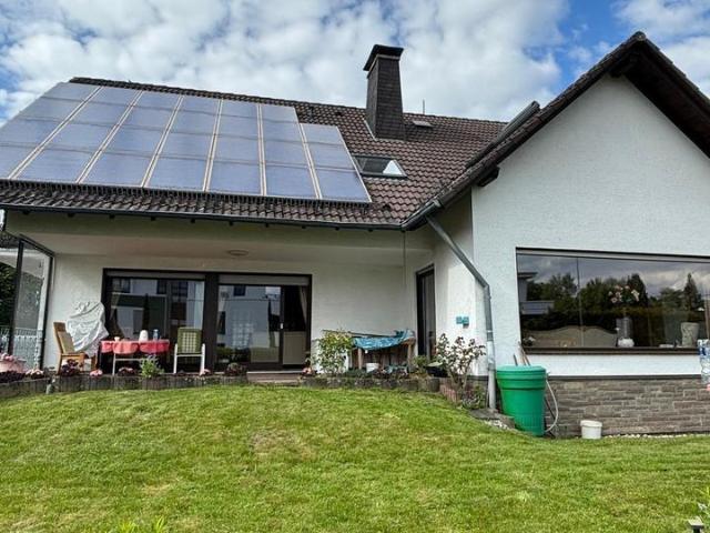 Einfamilienhaus mit Schwimmbad, Carport und Gewerbeeinheit