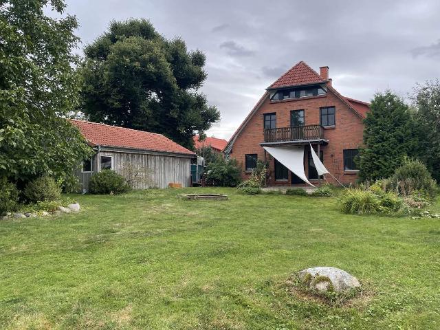 Einfamilienhaus mit Seeblick und großem Garten