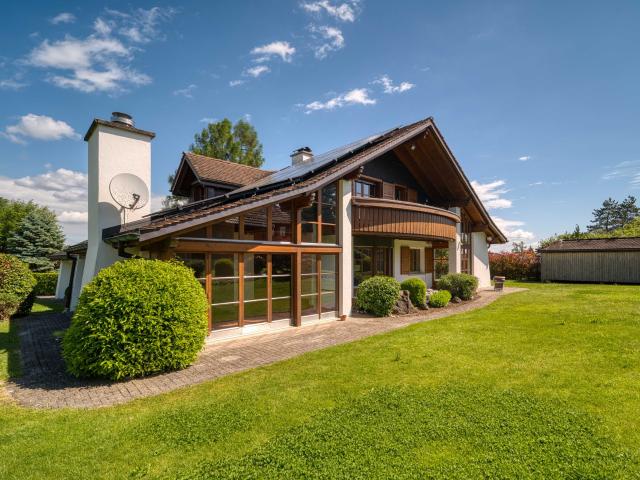 Einfamilienhaus mit sehr grossem Grundstück