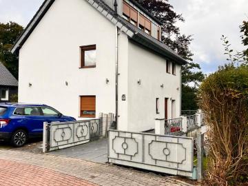 Einfamilienhaus mit separater Einliegerwohnung auf 2.386 m²