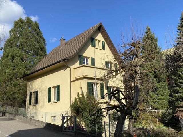 Einfamilienhaus mit Sitzplätzen, Balkon, Garage