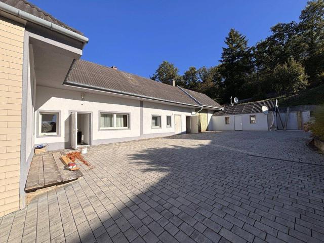 Einfamilienhaus mit sonnigem Innenhof und Nebengebäuden in zentraler Lage von Weppersdorf – viel Gestaltungspotenzial!