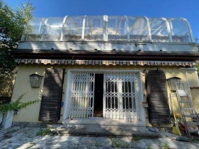 Einfamilienhaus mit Terrasse und Garten sanierungsbedürftig