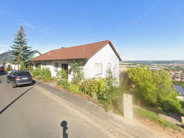 Einfamilienhaus mit toller Aussicht, Balkon und Kachelofen