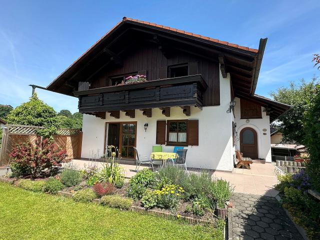 Einfamilienhaus mit traumhaftem Garten und großer Doppelgarage
