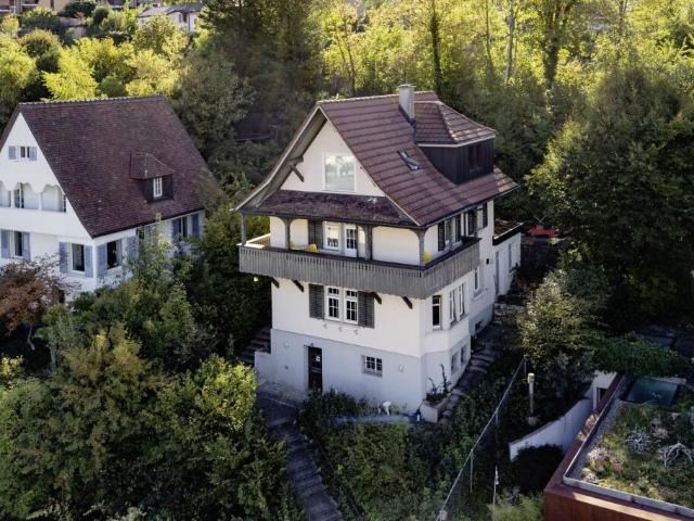 Einfamilienhaus mit Umschwung und Sicht auf die Stadt Baden