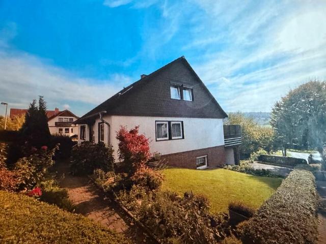 Einfamilienhaus mit vermieteter Dachgeschosswohnung