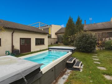 EINFAMILIENHAUS MIT VIEL POTENZIAL I GRÜNRUHELAGE I großzügiger Garten mit Swimming Whirlpool I Infrarotkabine I Garage mit 3 Stellplätzen I Weinkeller