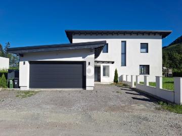 EINFAMILIENHAUS MIT VIELSEITIGEM NEBENGEBÄUDE