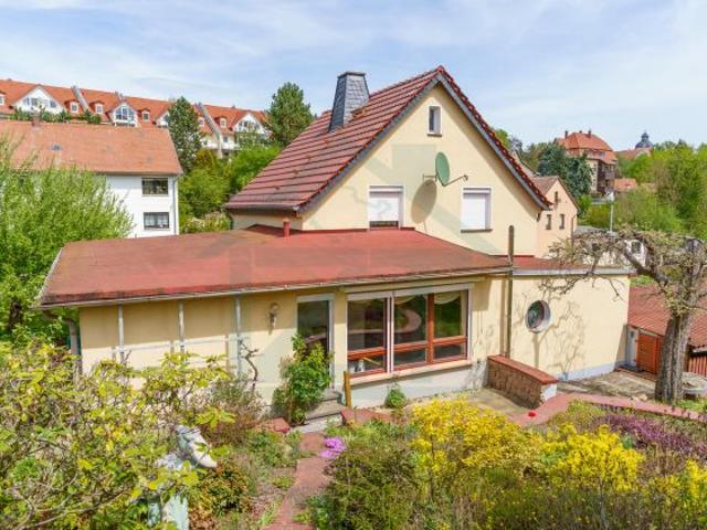 Einfamilienhaus mit Werkstatt, 3 Garagen und 1.755 m² großem Garten in Eisenberg