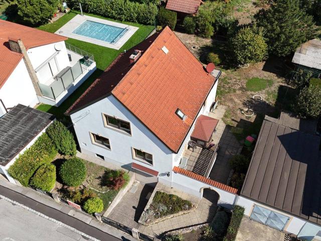 Einfamilienhaus mit Werkstatt, zwei Garagen und großem Garten — direkt an der Wiener Stadtgrenze. Pachtgrund