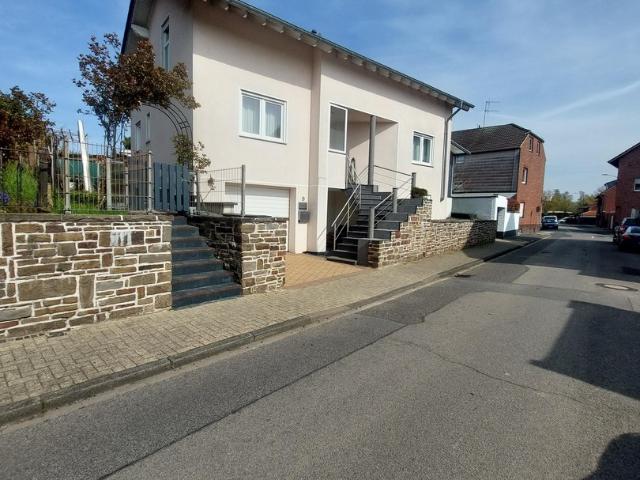 Einfamilienhaus mit Wintergarten Terrasse  Garten und Garage