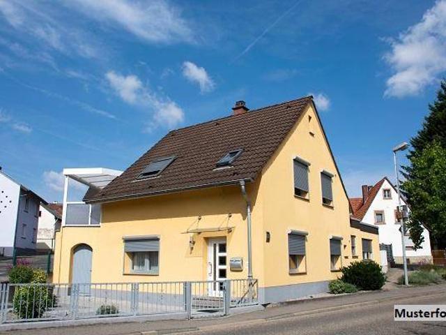 Einfamilienhaus mit Wirtschaftsgebäude und Veranda