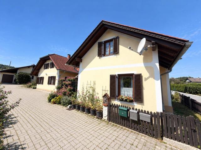Einfamilienhaus mit zusätzlichem Wohnbestand in ruhiger Ortsrandlage