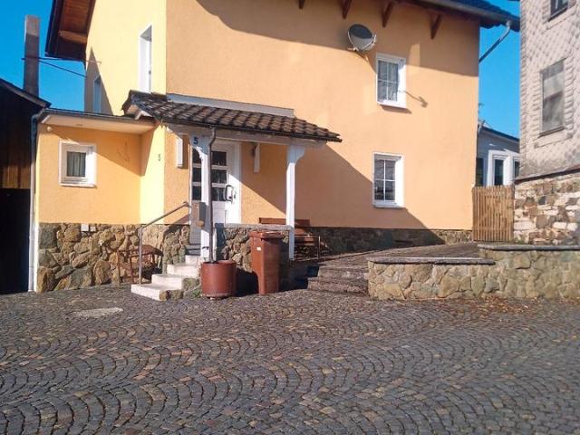 Einfamilienhaus mit zwei Nebengebäuden mit großem Wohnzimmer