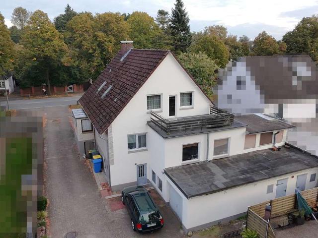 Einfamilienhaus mit zwei Wohneinheiten und großem Grundstück in Neumünster