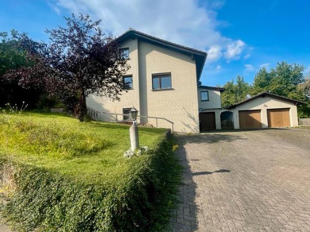 Einfamilienhaus mit 160 m² & 1.300 m² Grundstück – 3 Garagen
