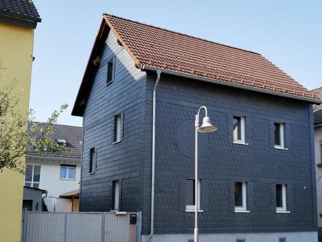 Einfamilienhaus mit 4,5 Zimmern, Garage und großem Hof in Dutenhofen