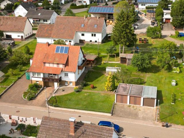 Einfamilienhaus mit 50 qm Werkstatt und 3 Garagen