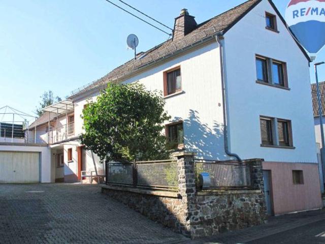 Einfamilienhaus mit 5 ZKB, großer Dachterrasse und Garage in Eppenrod