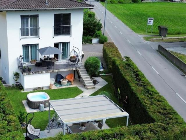 Einfamilienhaus mit 6.5 Zimmern, Garten und grosszügigen Räumen