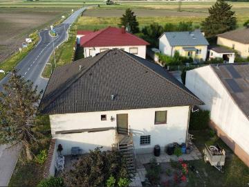 Einfamilienhaus mit 967 m² Eckgrund, neuem Dach & Werkstatt Garage — provisionsfrei im Marchfeld