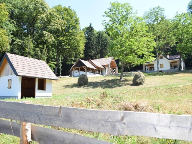 EINFAMILIENHAUS + NEBENGEBÄUDE MIT POOL IN ABSOLUTER RUHELAGE