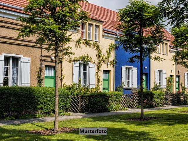 Einfamilienhaus nebst Lagergebäude und 6 Garagen