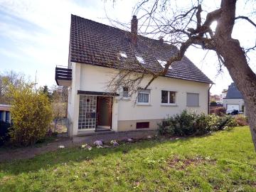 Einfamilienhaus + teilausgebautem Dachgeschoss mit großem Garten und Garage