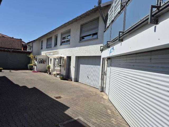 Einfamilienhaus, Terrasse, 4Garagen, grosses Carport, 3 Nebenräume, ideal für Schrauber, Bastler.