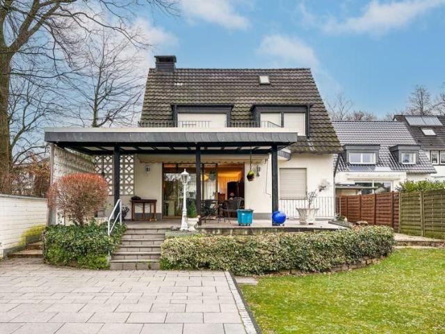 Einfamilienhaus Zwei Einzelgaragen Garten Große überdachte Terrasse
