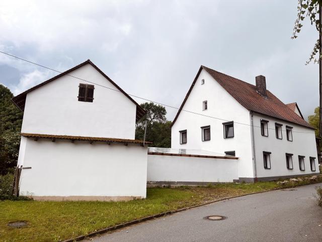 Einfamilienhaus/Bauernhaus mit Werkstatt, großem Grundstück, Scheune & Stall