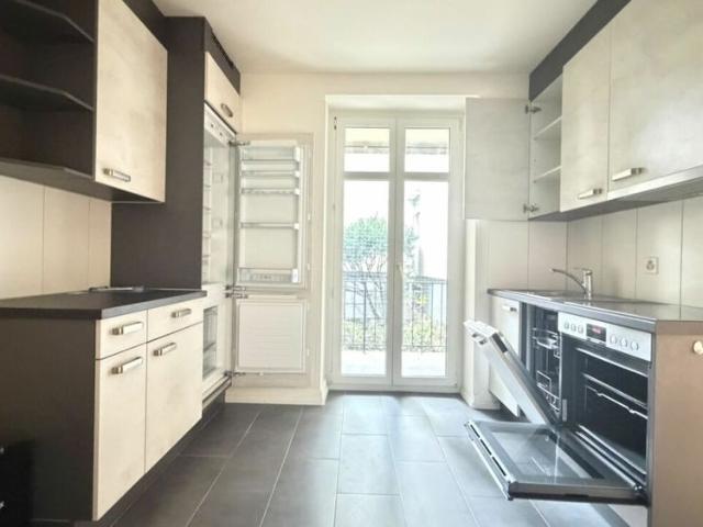 Einfache 2.5 EG Zimmer Wohnung mit Balkon und Kellerabteil