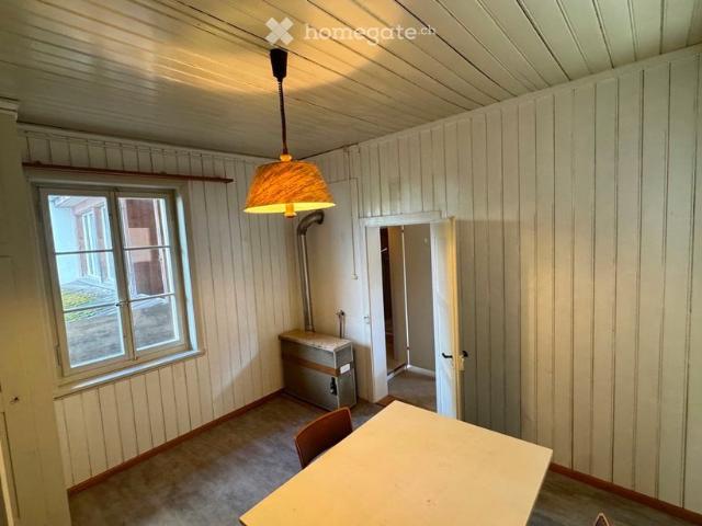einfache Altbauwohnung mit charaktervollen Holzverkleidungen