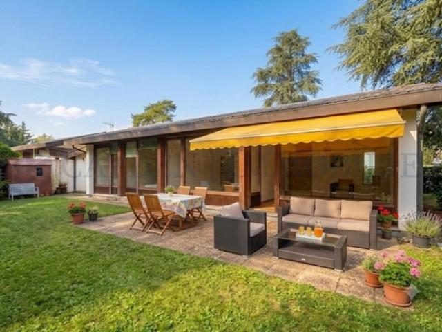 Eingeschossige Villa mit wunderschönem Garten