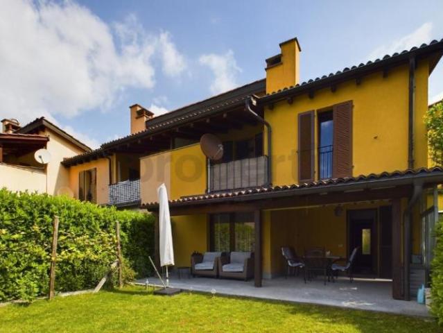 Einladendes 4.5 Zimmer Reihenhaus in Caslano Invitante casa a schiera di 4,5 locali a Caslano