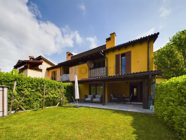 Einladendes 4.5 Zimmer Reihenhaus in Caslano / Invitante casa a schiera di 4,5 locali a Caslano