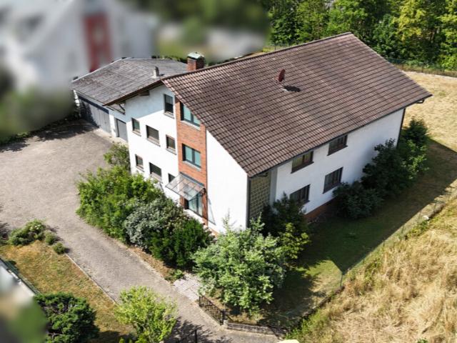 Einladendes Mehrgenerationenhaus mit Nebengebäude auf großem Grundstück in guter Wohnlage