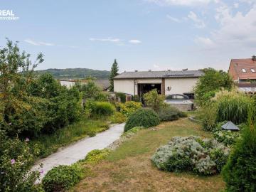 Einmalig attraktives Wohnhaus mit Traumgarten, Pool, Garagenplätzen und großen Nebengebäuden