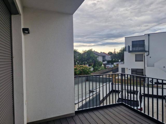 EINMALIGE CHANCE: TRAUMHAFTE DACHGESCHOSSWOHNUNG MIT HERRLICHER LOGGIA & BALKON IN BEGEHRTER WOHNLAGE IM ERSTBEZUG MIT MÖGLICHKEIT AUF TIEFGARAGENPARKPLATZ